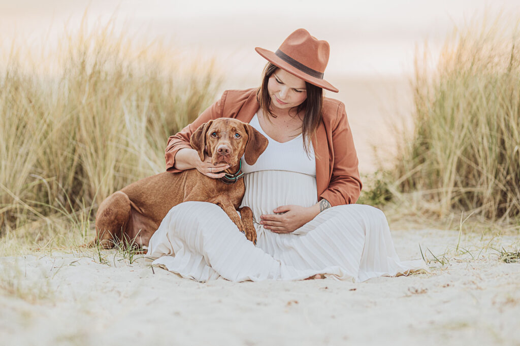 Fotoshooting Boho mit Babybauch und Hund in Rostock