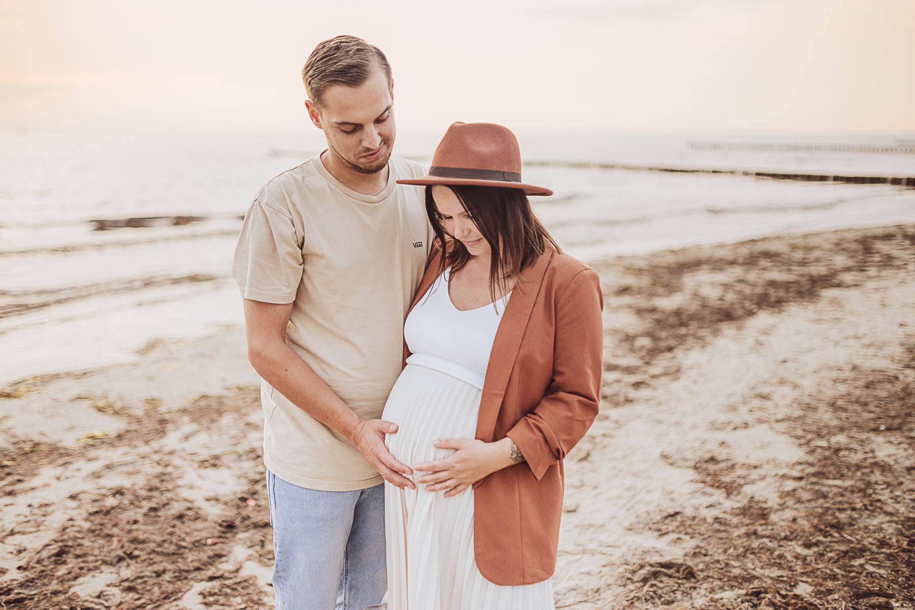 Fotograf Paar mit Babybauch Strand Ostsee