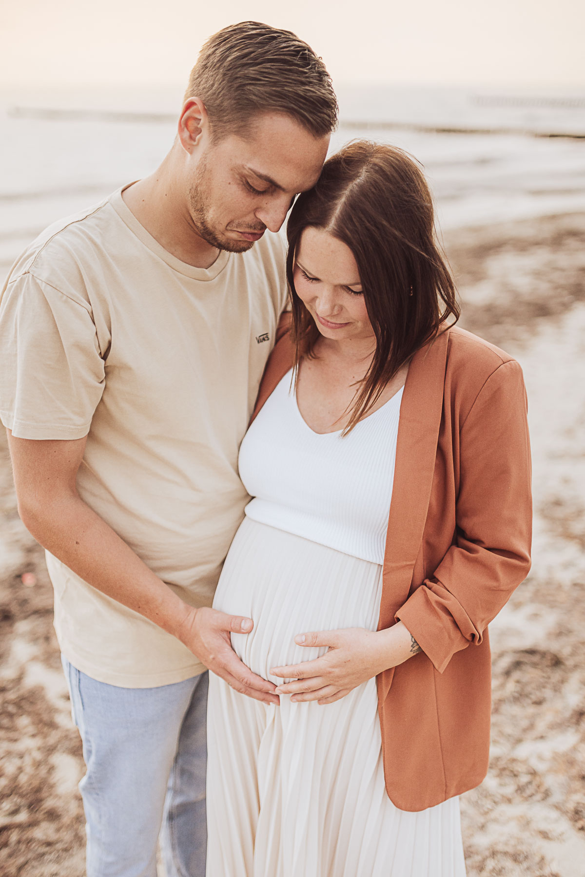 Fotograf Paar mit Babybauch Strand Ostsee