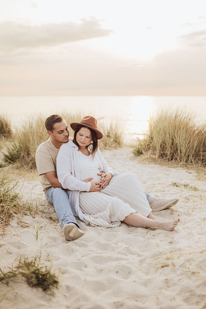 Fotograf Babybauch Shooting mit Hund an der Ostsee