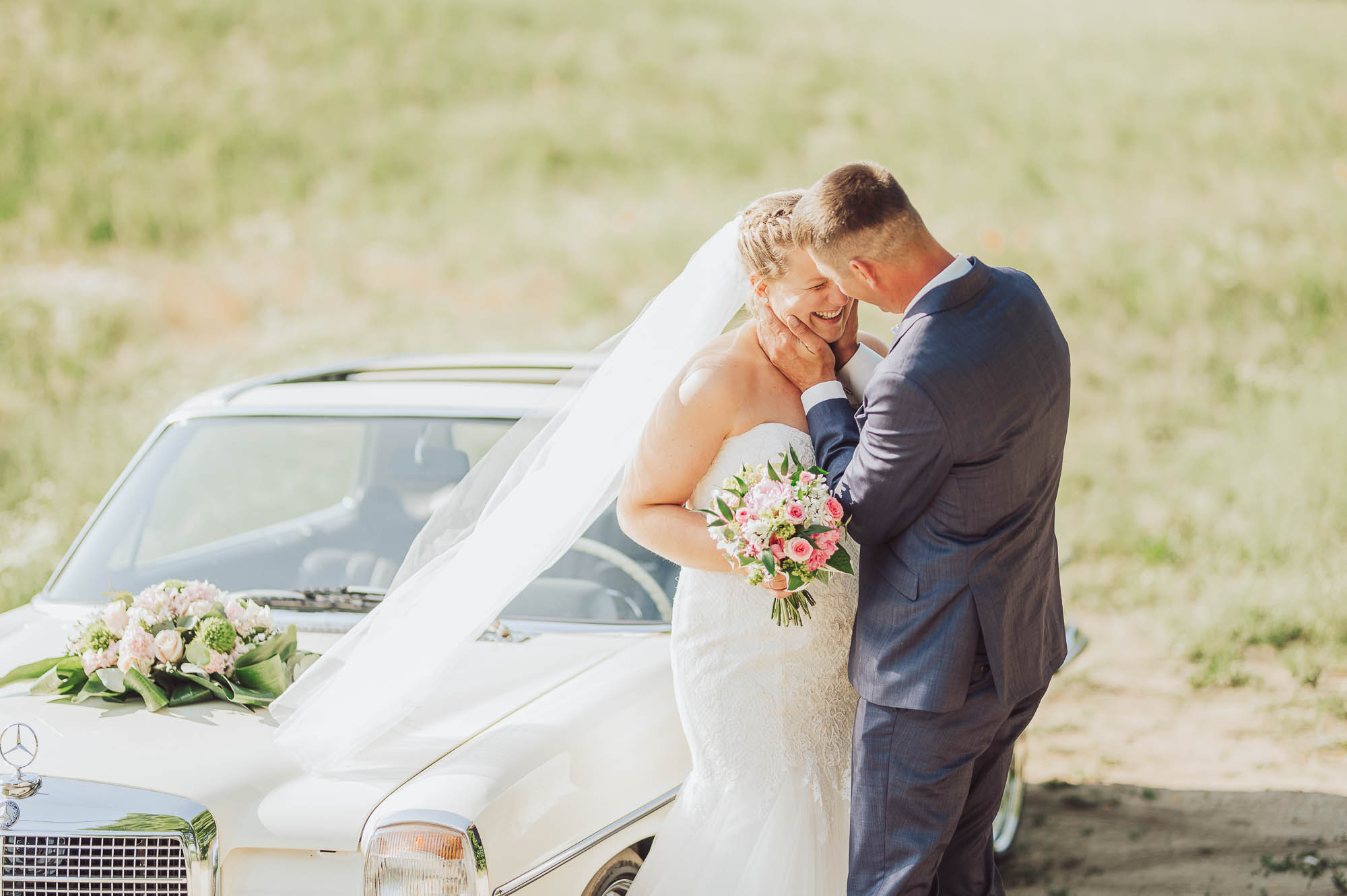 Brautpaarshooting mit Oldtimer- Hochzeitsfotograf Rostock