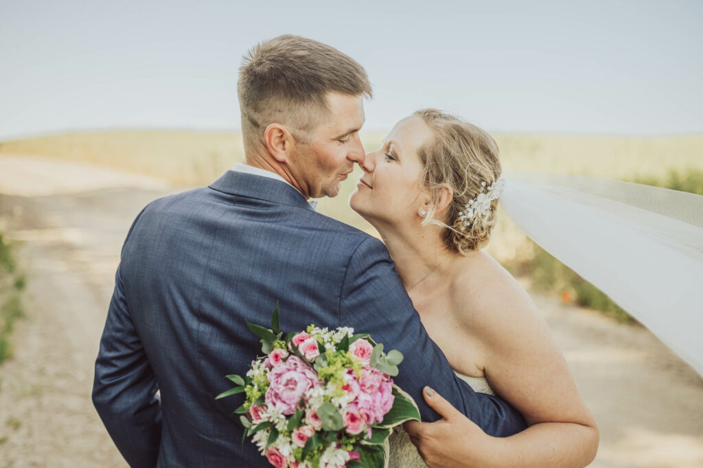 Natürliche Hochzeitsfotos beim Brautpaarshooting - Hochzeitsfotograf Rostock