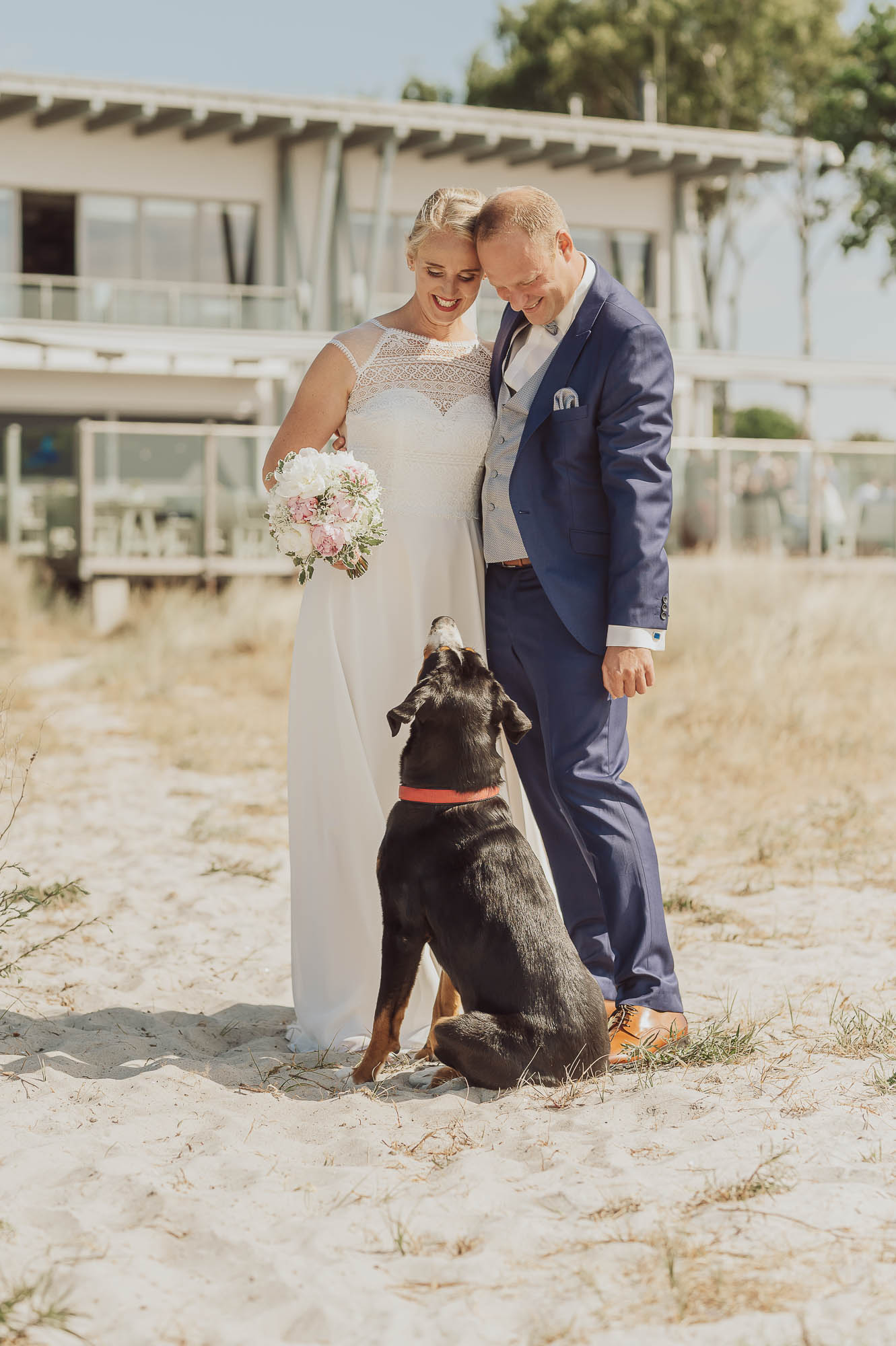 Brautpaarshooting am Strand mit Hund - Hochzeit Blaue Boje