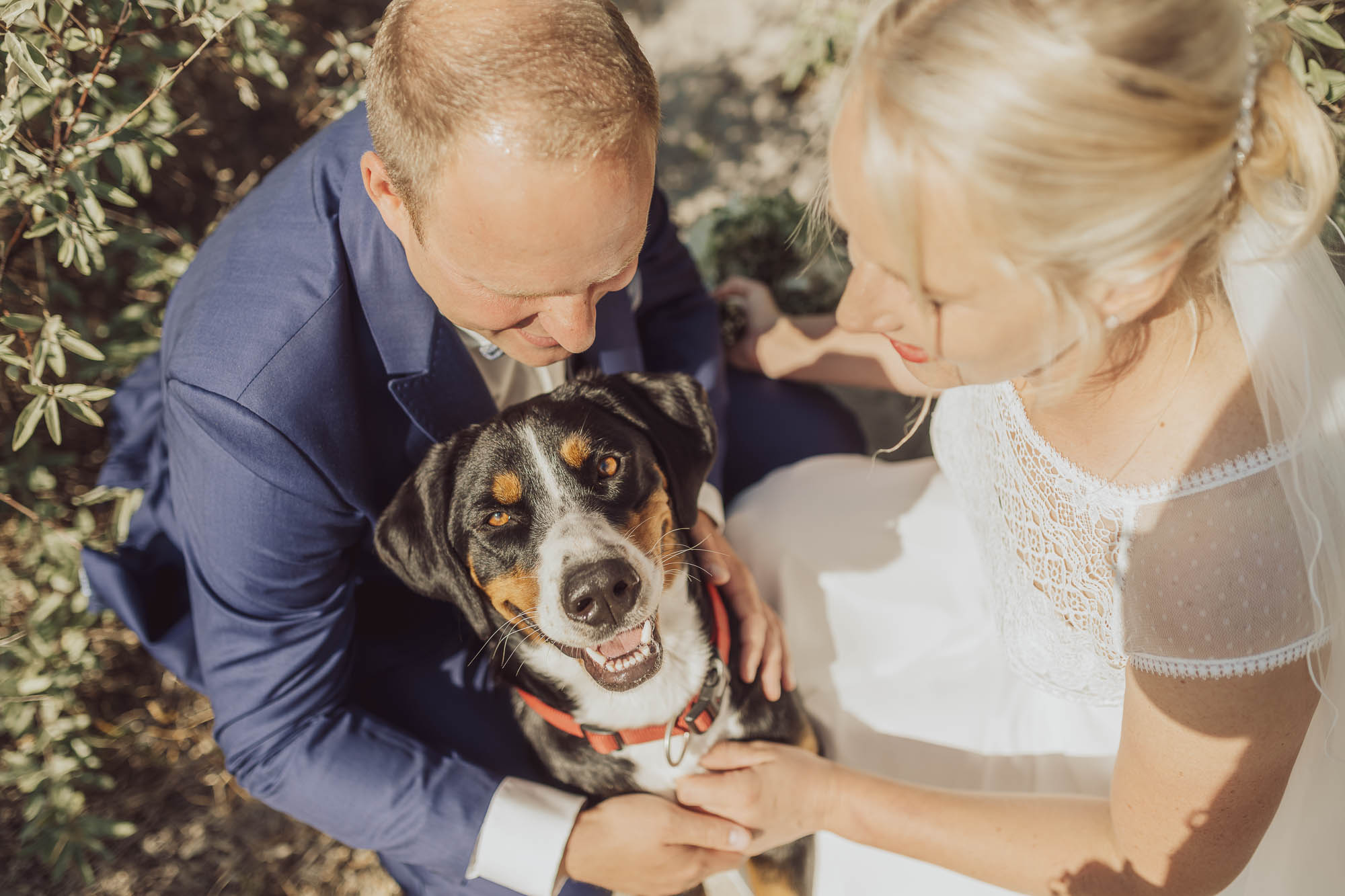 Brautpaarshooting am Strand mit Hund - Hochzeit Blaue Boje