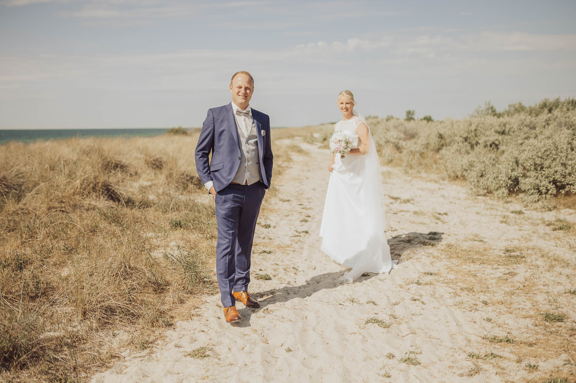 Brautpaarshooting am Strand mit Hund - Hochzeit Blaue Boje