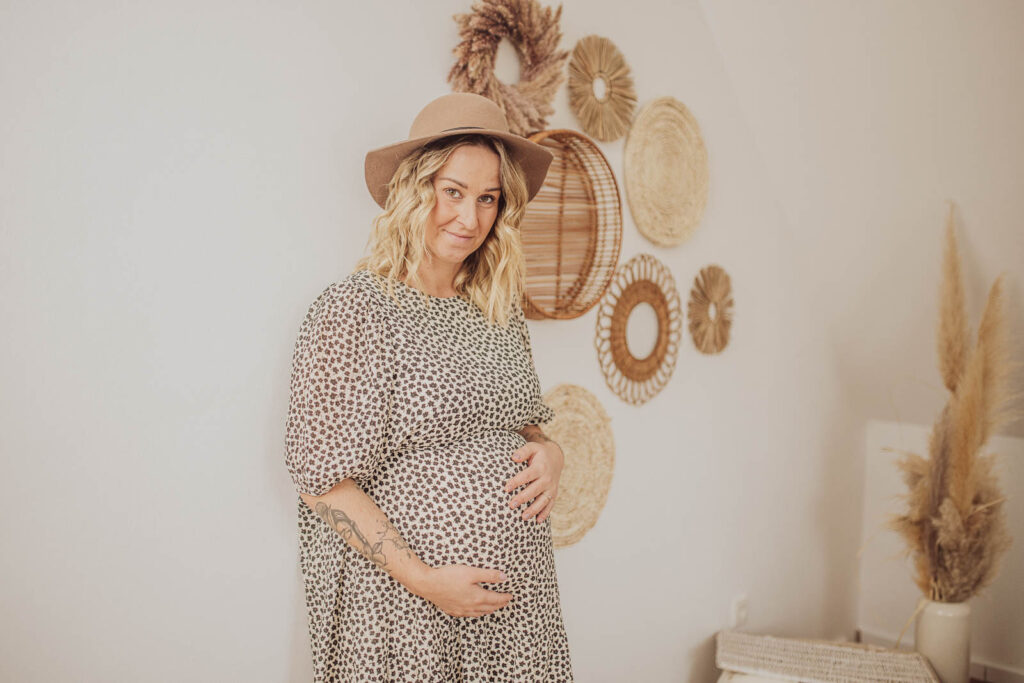 Fotostudio - Babybauch mit Hund