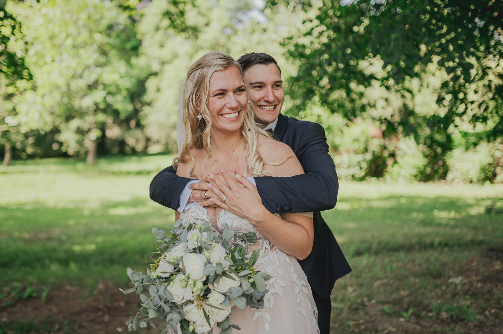 Verliebtes Paar beim Brautpaarshooting auf Hochzeit