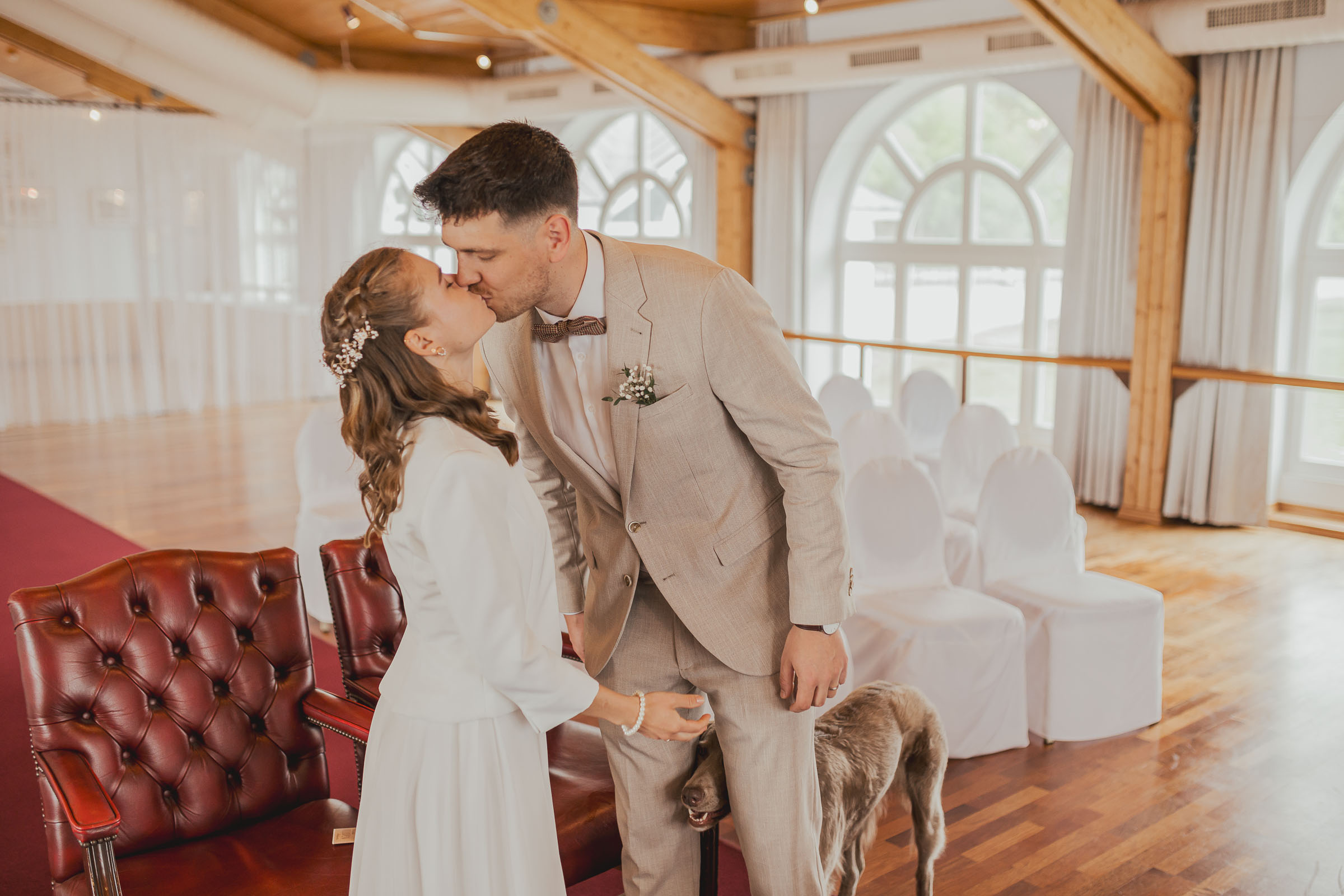 Hochzeitskuss mit Hund auf der Seebrücke Sellin, Insel Rügen