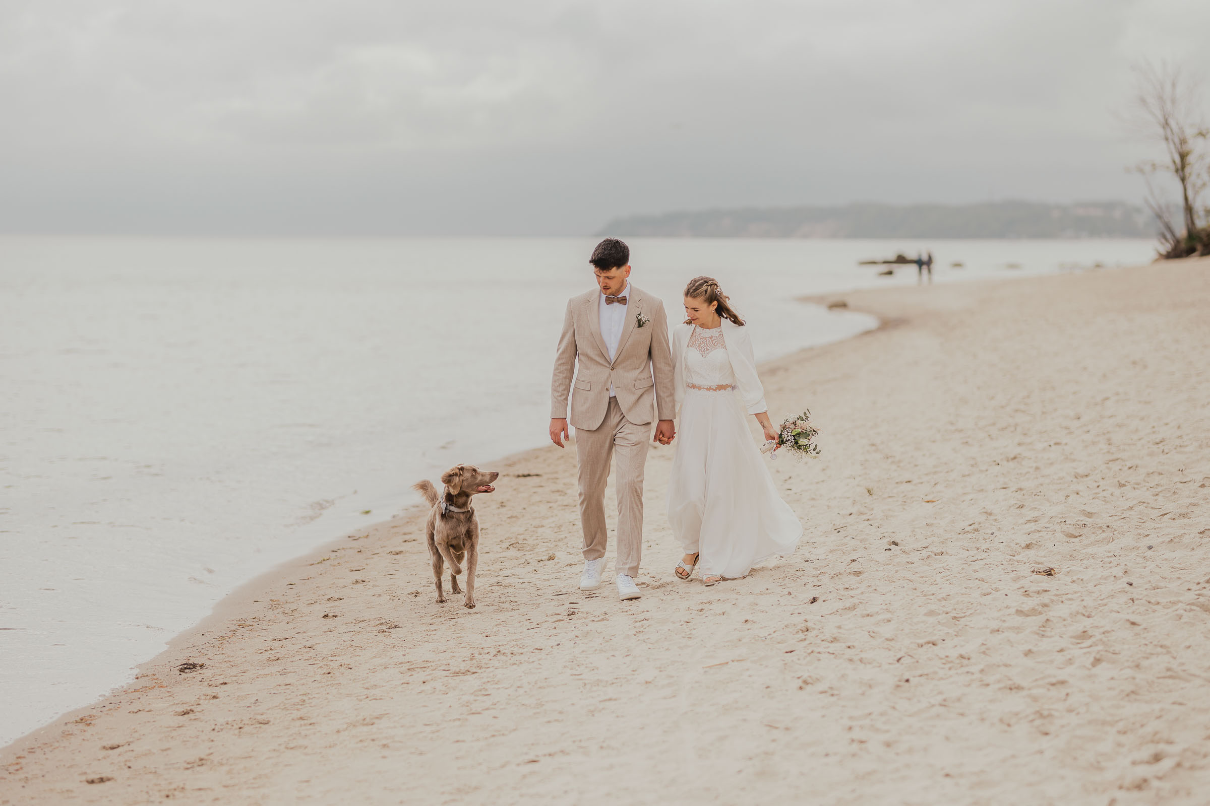 Brautpaarshooting am Strand mit Hund auf der Insel Rügen