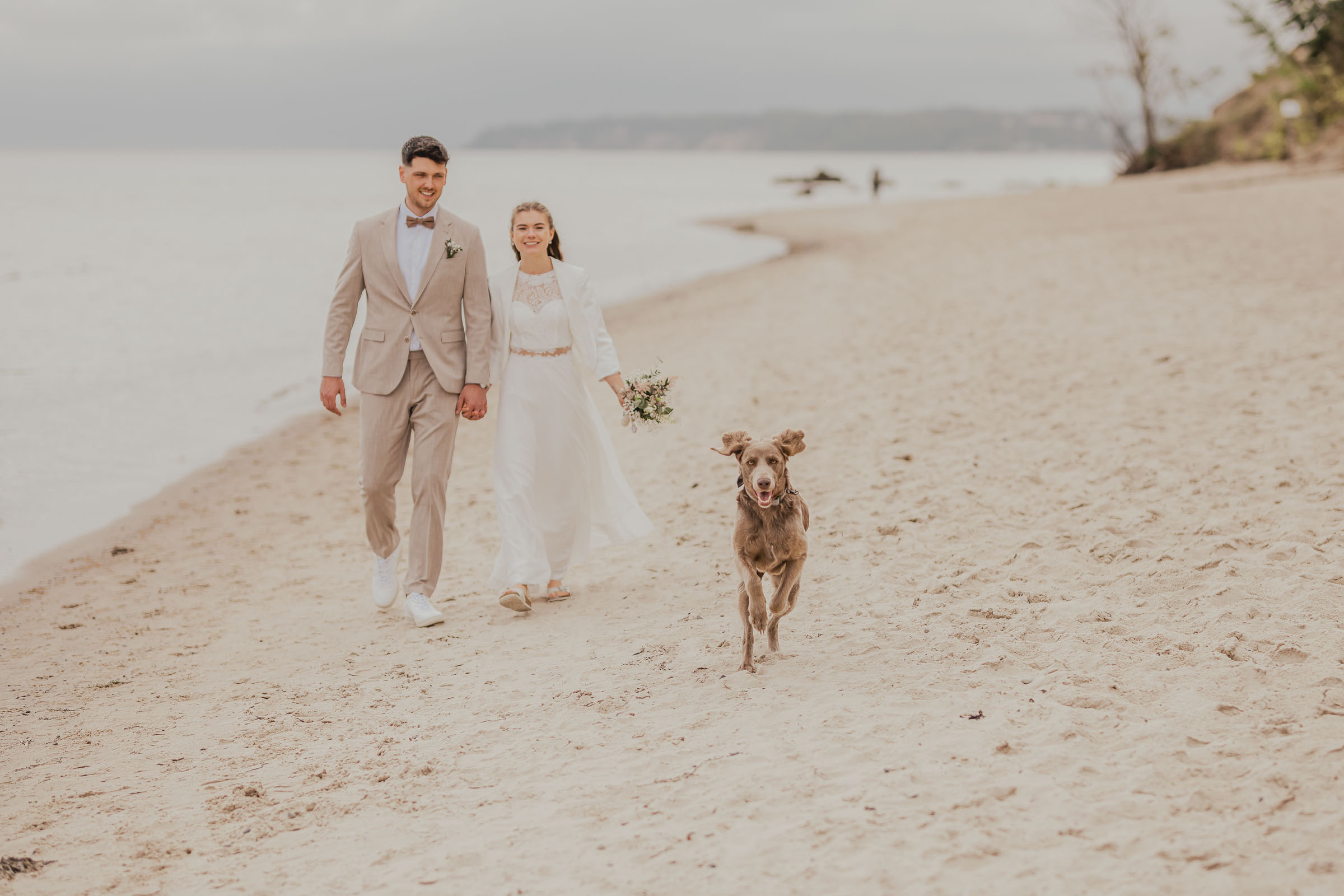 Brautpaarshooting am Strand mit Hund auf der Insel Rügen