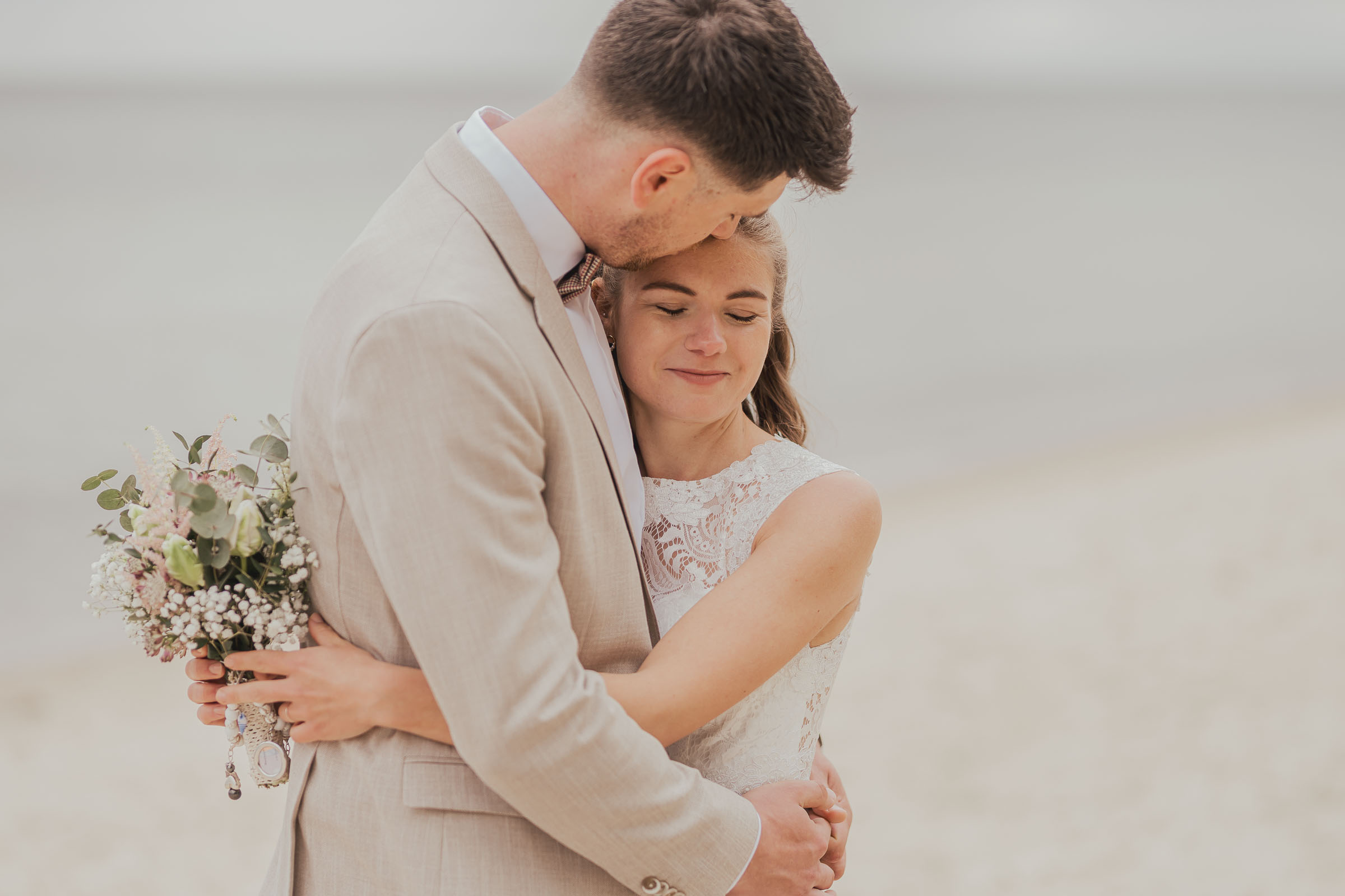 Heiraten am Strand an der Ostsee mit Hund auf der Insel Rügen