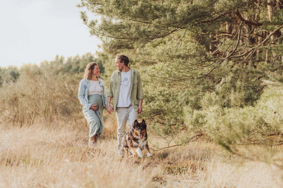 Babybauch-Shooting in Rostock mit Hund