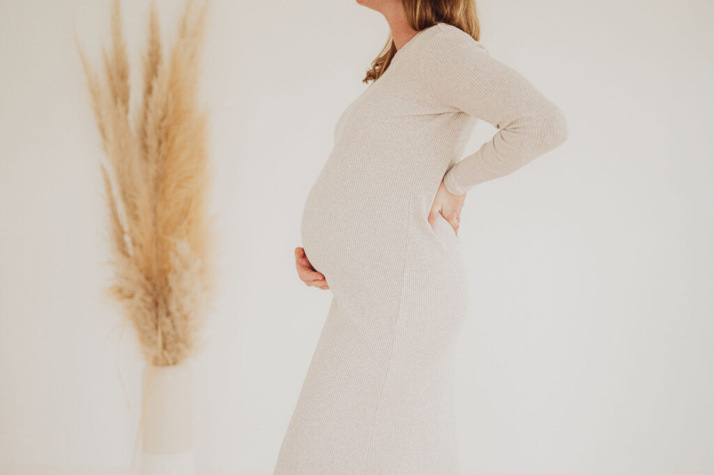 elegantes babybauch shooting im Fotostudio