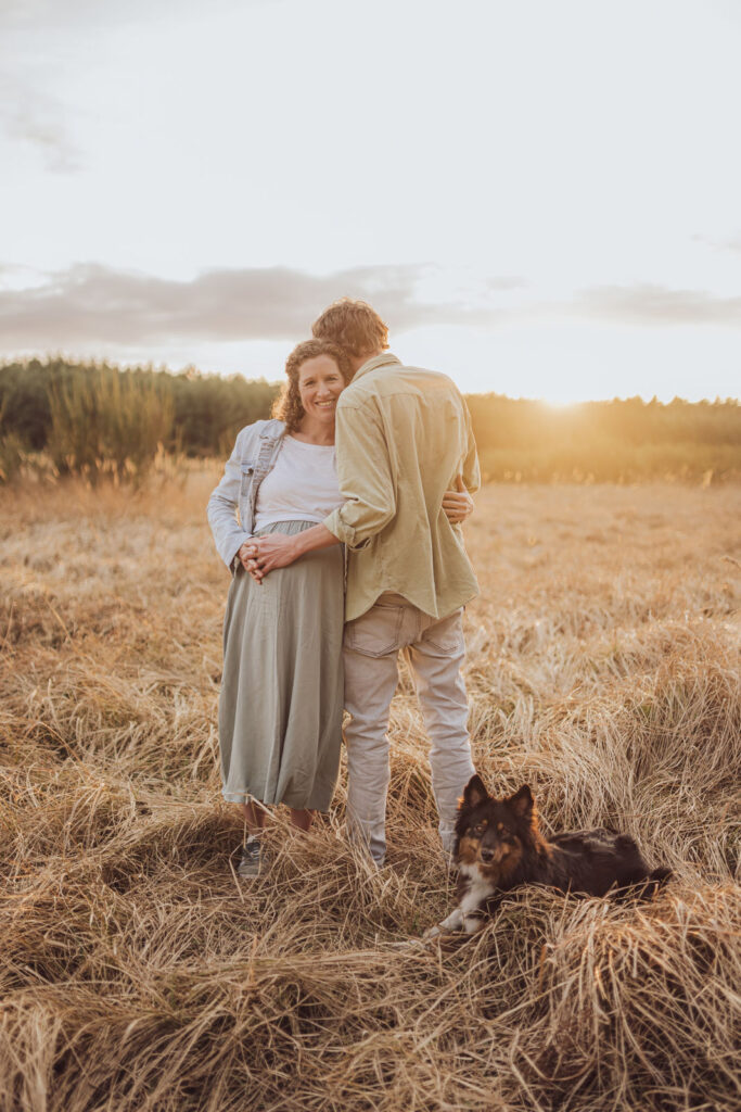 babybauch shooting im Sonennuntergang